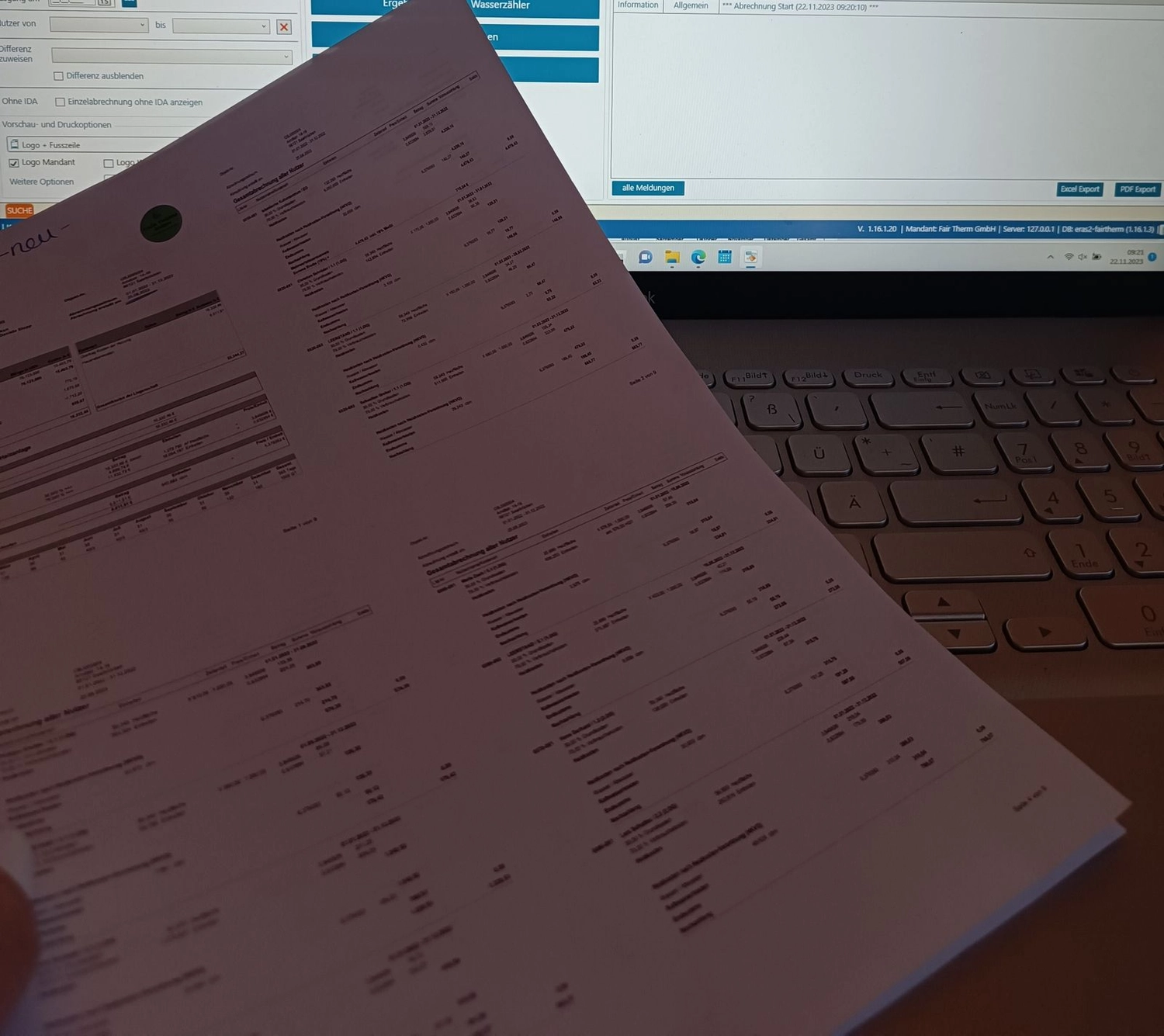 Fair Therm GmbH - Rechtskonforme Abrechnung und Analyse - Finanzrechnung, die über einer Laptop-Tastatur gehalten wird.