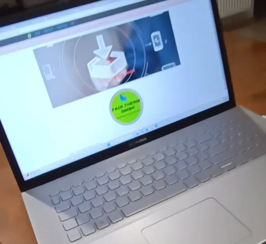 Fair Therm GmbH - Rechtskonforme Abrechnung und Analyse - Laptop mit dem Logo der Fair Therm GmbH auf dem Display