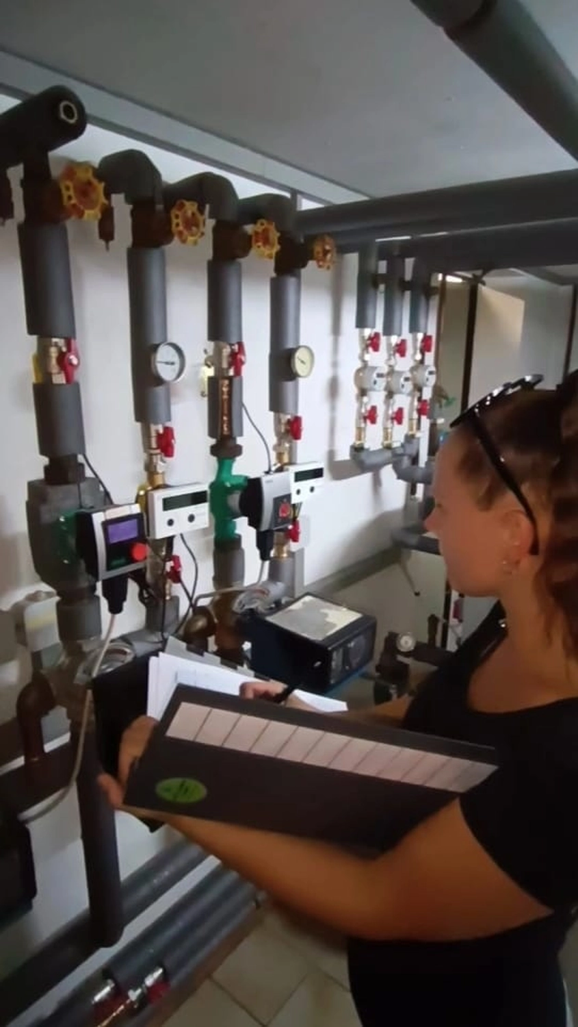 Fair Therm GmbH - Rechtskonforme Abrechnung und Analyse - Person, die Informationen über industrielle Rohrleitungen und Maschinen dokumentiert.